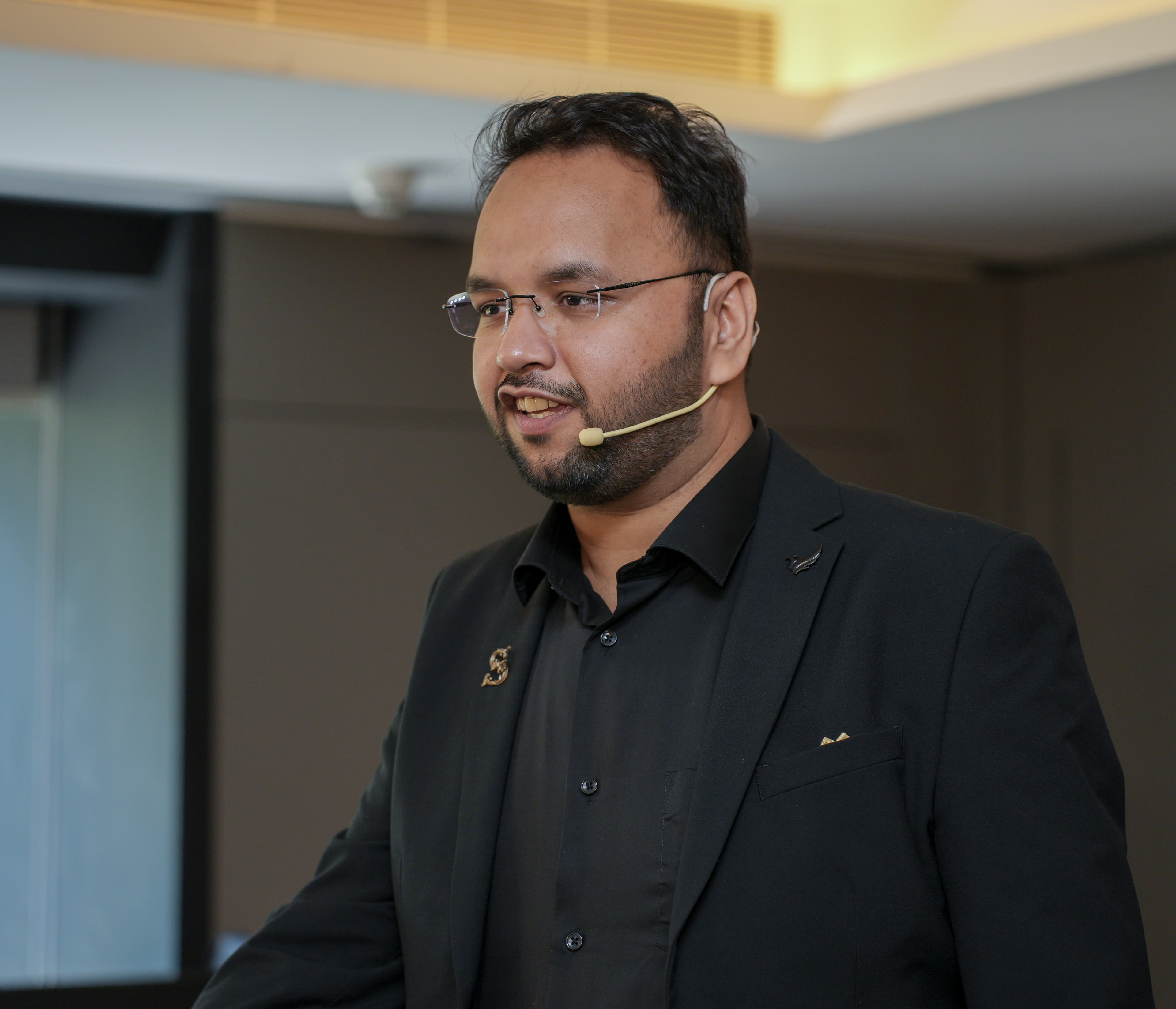 Shobhit Singhal speaking at a Modern Chanakya event